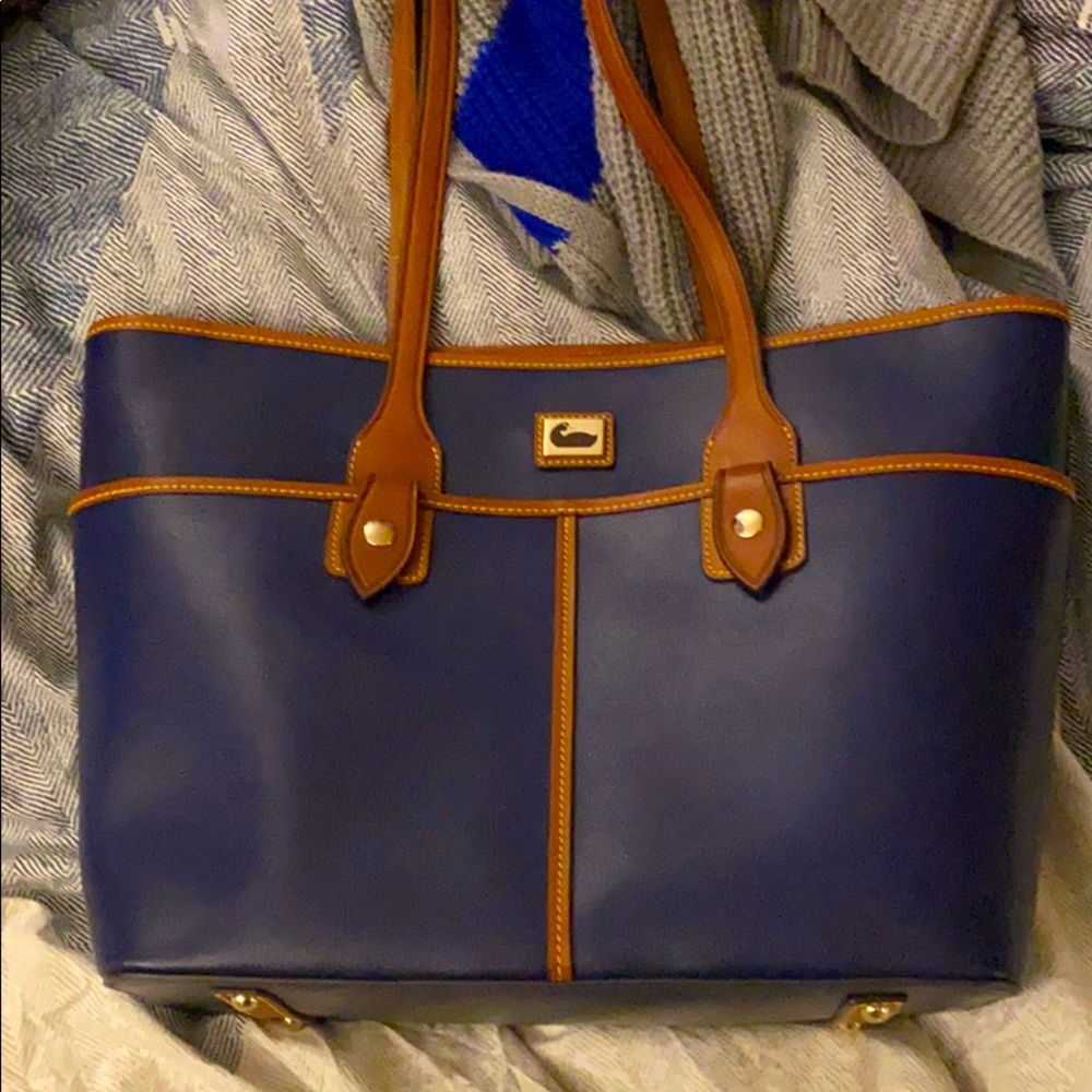 Dooney and Bourke shoulder bag 💙